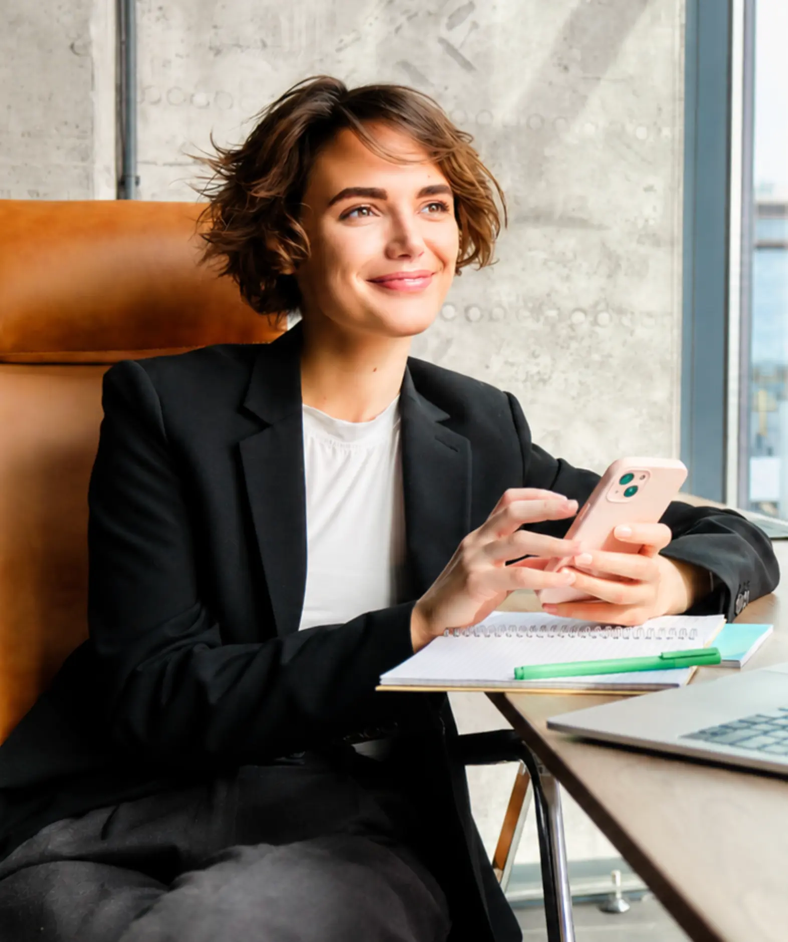 Profissional em reunião de trabalho analisando a operação